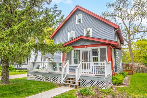 614 S Silver Lake St, Oconomowoc, WI 53066