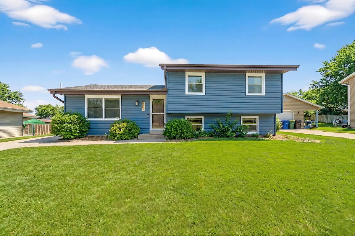 8620 S Riverton Rd, Oak Creek, WI 53154 - #1