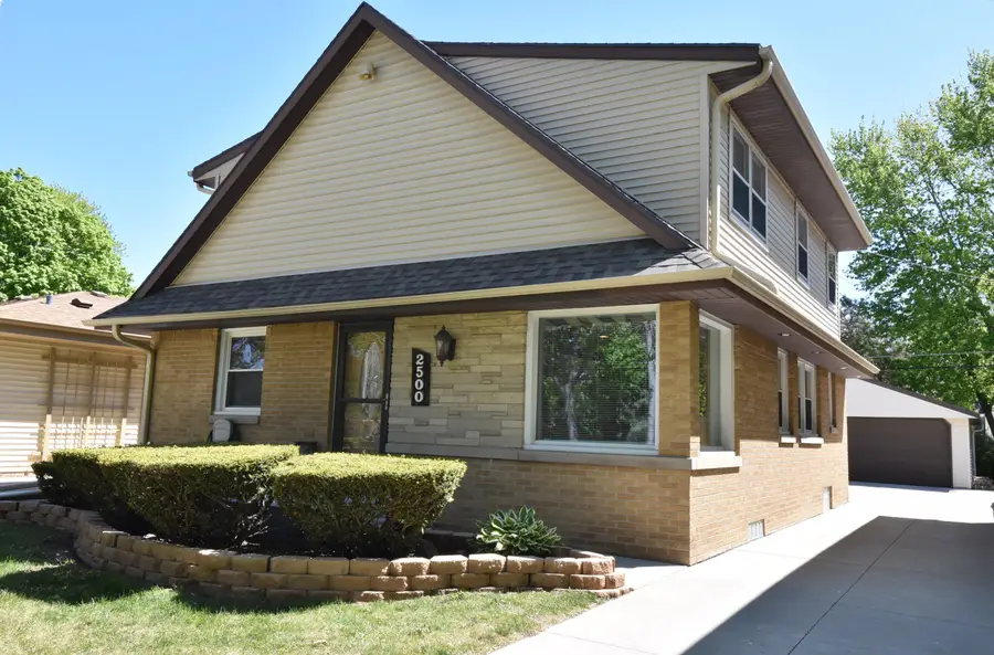 2500 N 116th St, Wauwatosa, WI 53226 - #2