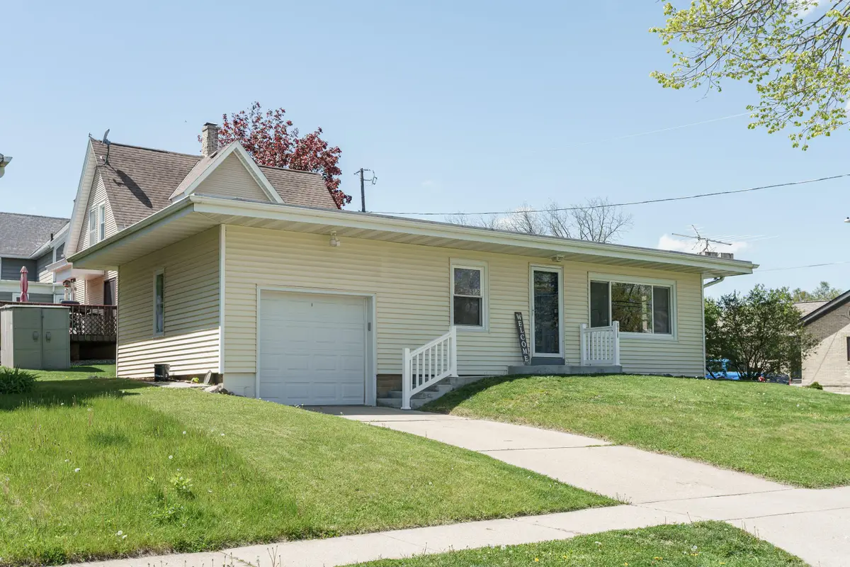 618 N Water St, Watertown, WI 53098 - #1
