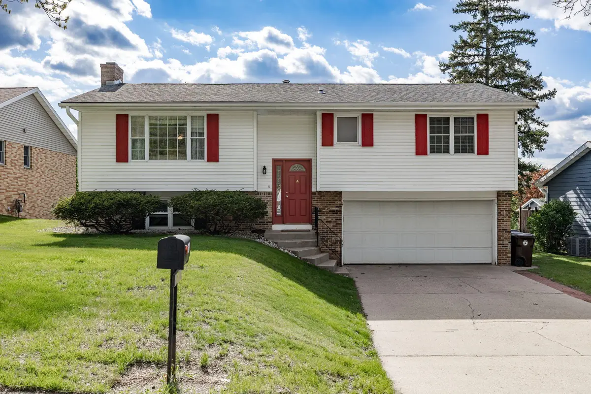 629 Hanson Ct, Onalaska, WI 54650 - #1