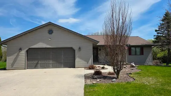 1209 Stonebridge Dr, Howards Grove, WI 53083