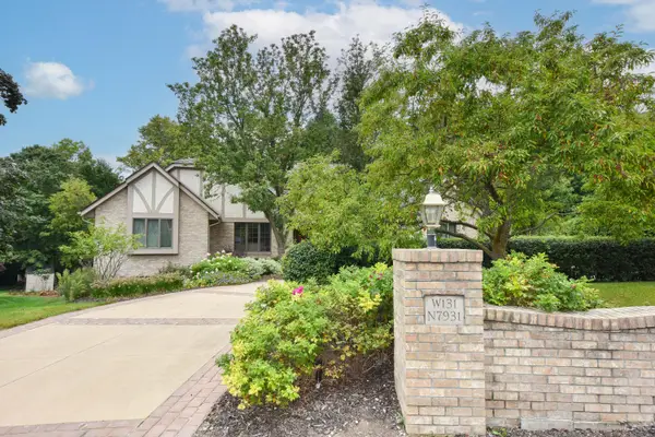 W131N7931 Country Club Ct, Menomonee Falls, WI 53051