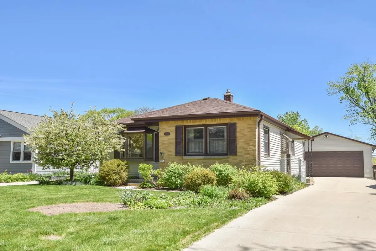 4642 N 101st St, Wauwatosa, WI 53225 - #1