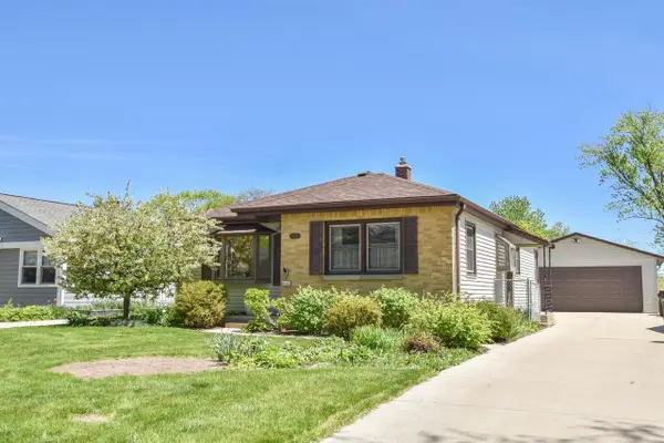 4642 N 101st St, Wauwatosa, WI 53225