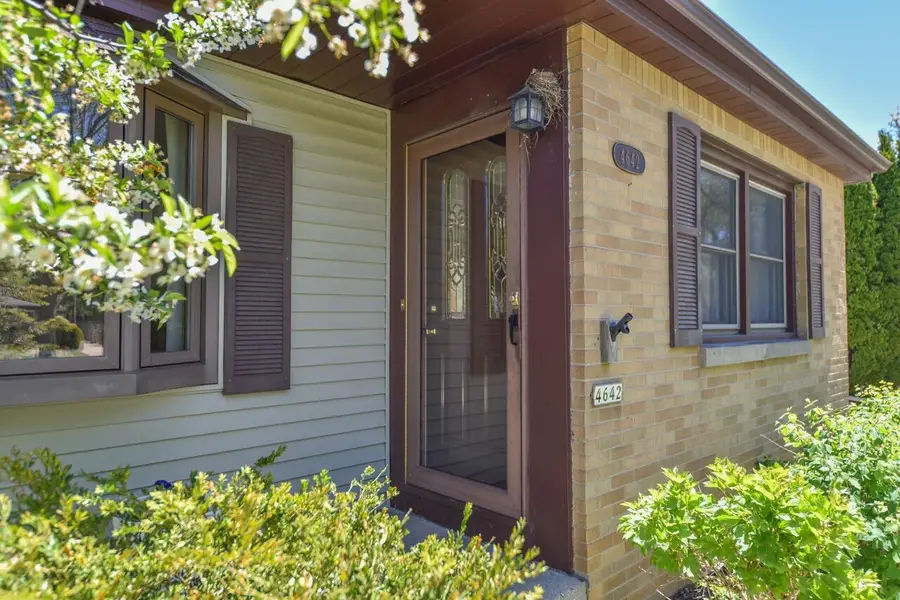 4642 N 101st St, Wauwatosa, WI 53225 - #2