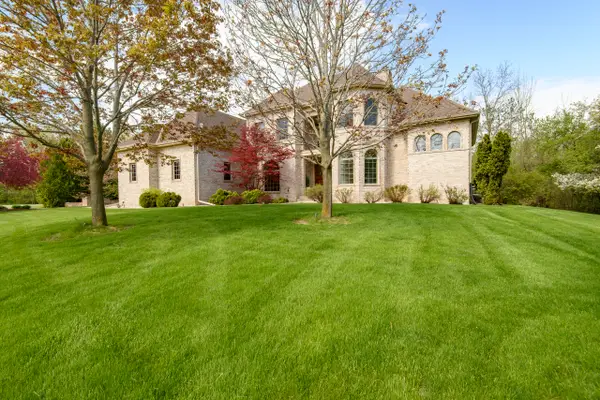 10935 N Oriole Ln, Mequon, WI 53092