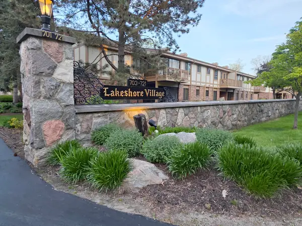 709 S Lake Shore Dr, Lake Geneva, WI 53147