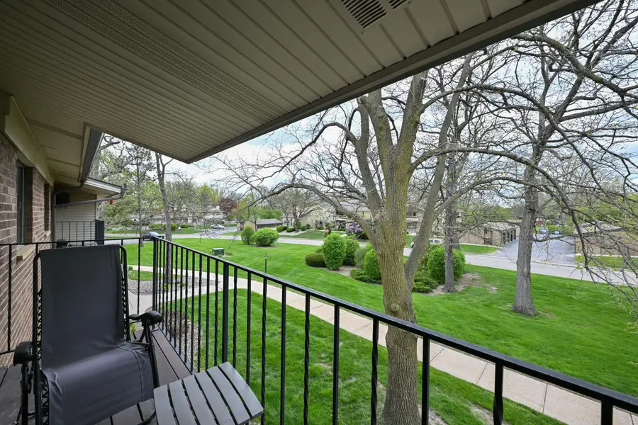 1684 S Carriage Ln, New Berlin, WI 53151 - #3