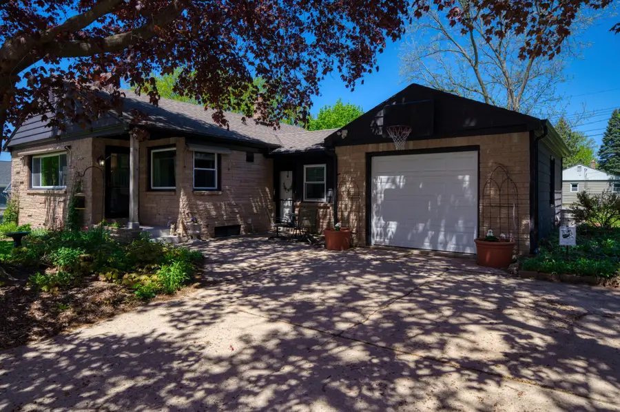 2916 W Valanna Ct, Glendale, WI 53209 - #3