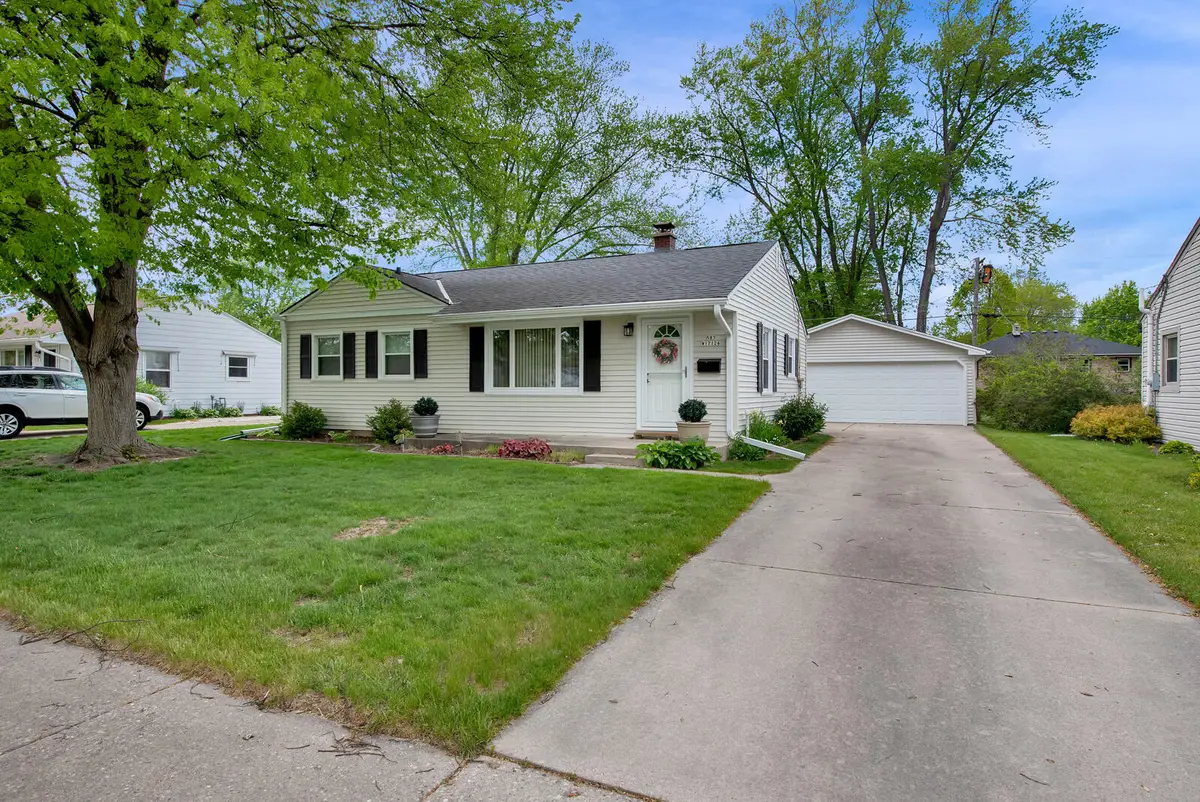 N85W17124 Lee Pl, Menomonee Falls, WI 53051 - #1