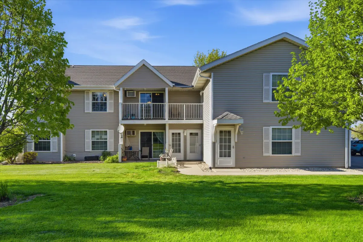 354 Minz Park Cir, West Bend, WI 53095 - #1