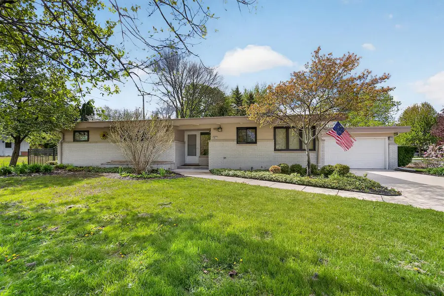 807 E Wahner Pl, Bayside, WI 53217 - #2