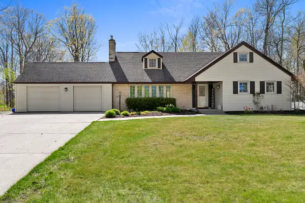 1140 Tanglewood Rd, Manitowoc, WI 54220