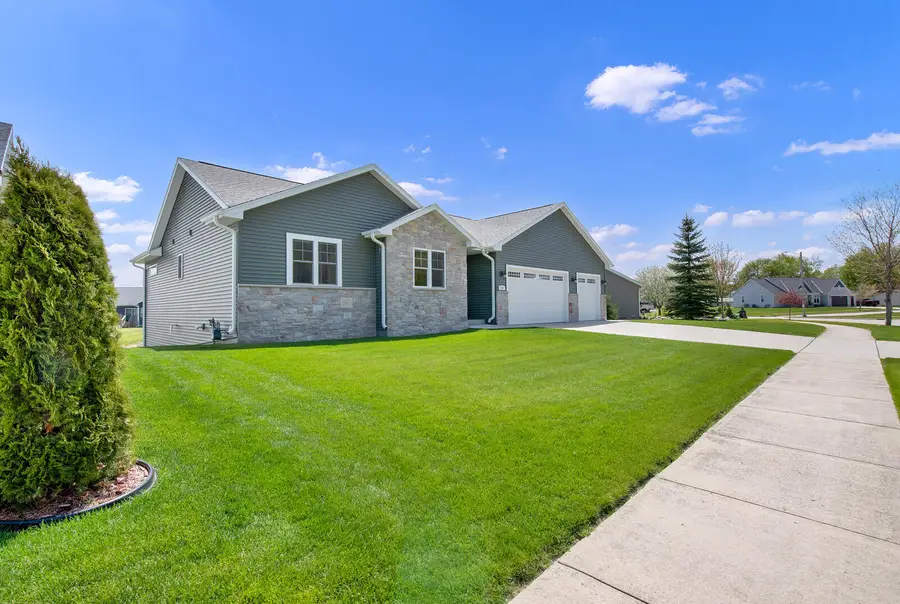 717 Drumlin Cv, Kewaskum, WI 53040 - #2