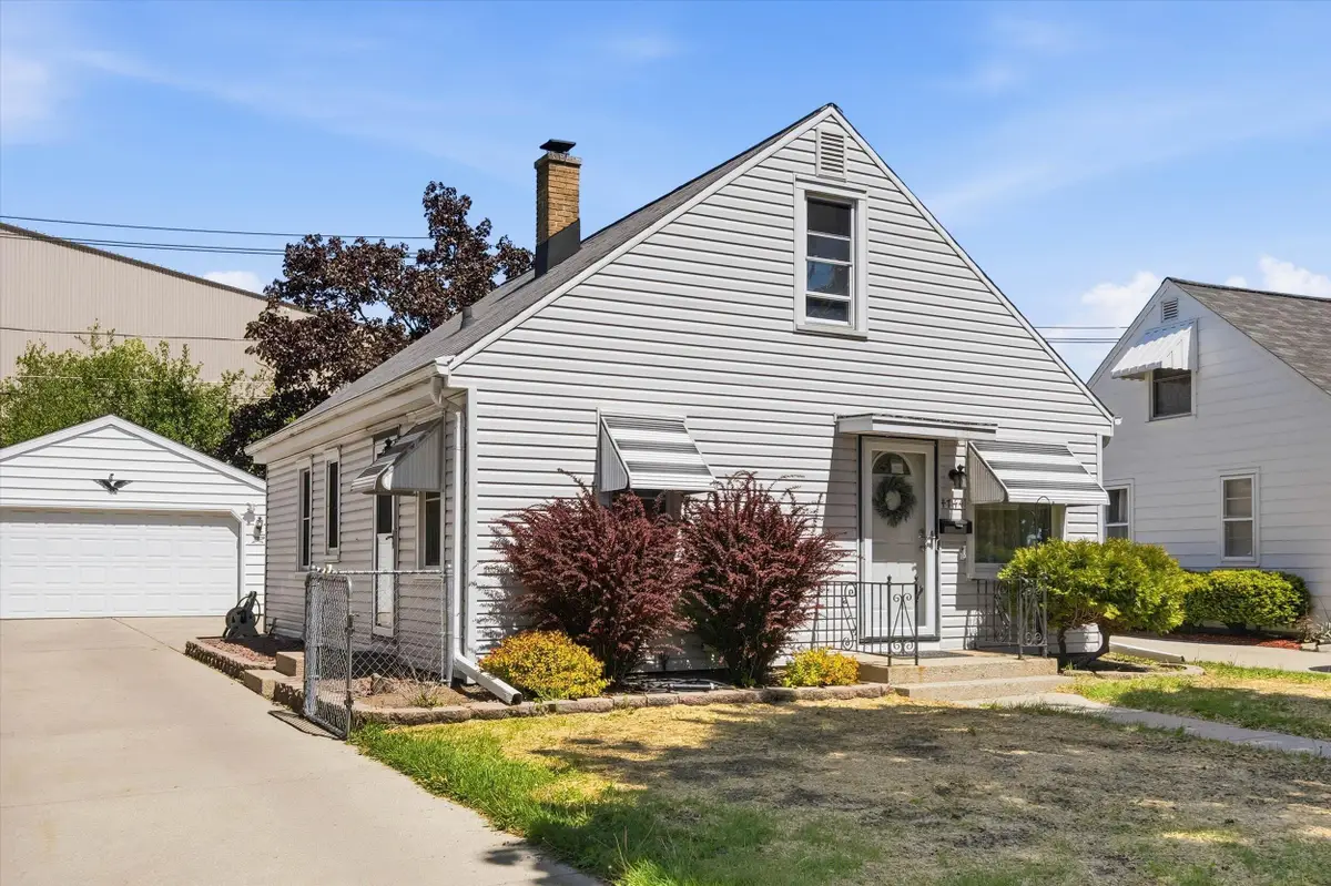 4744 W Montrose Ave, Milwaukee, WI 53045 - #1