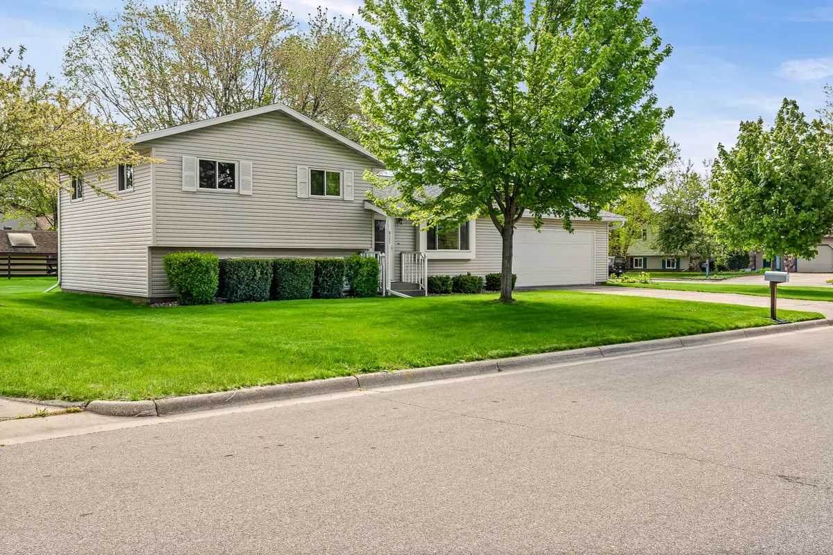 825 Valley Ct, Onalaska, WI 54650 - #1