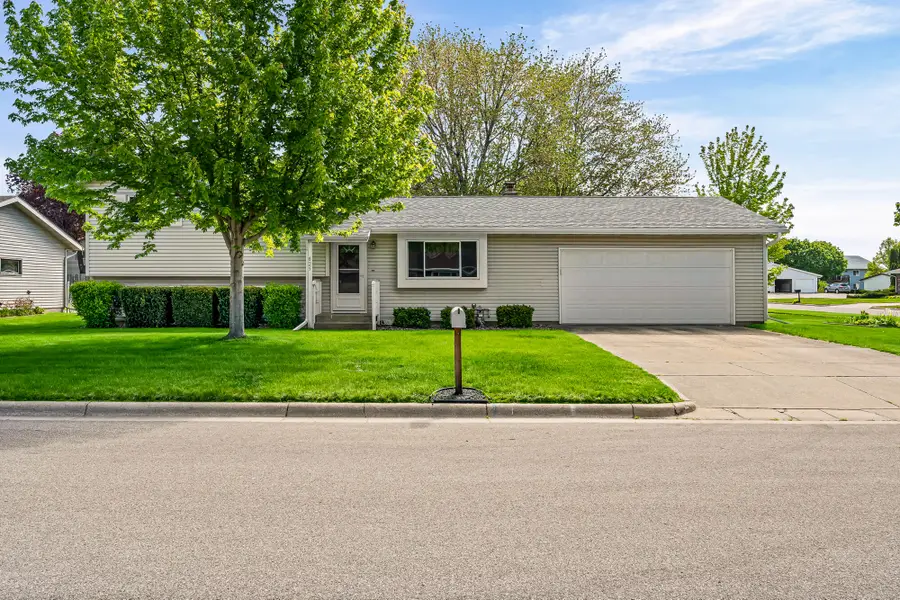 825 Valley Ct, Onalaska, WI 54650 - #2