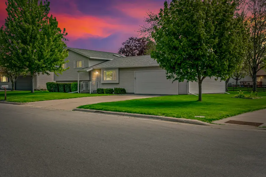 825 Valley Ct, Onalaska, WI 54650 - #3