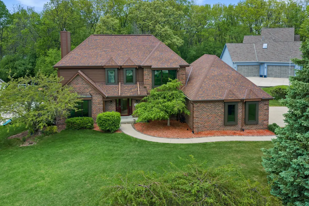 4385 S Sommerset Dr, New Berlin, WI 53151 - #1