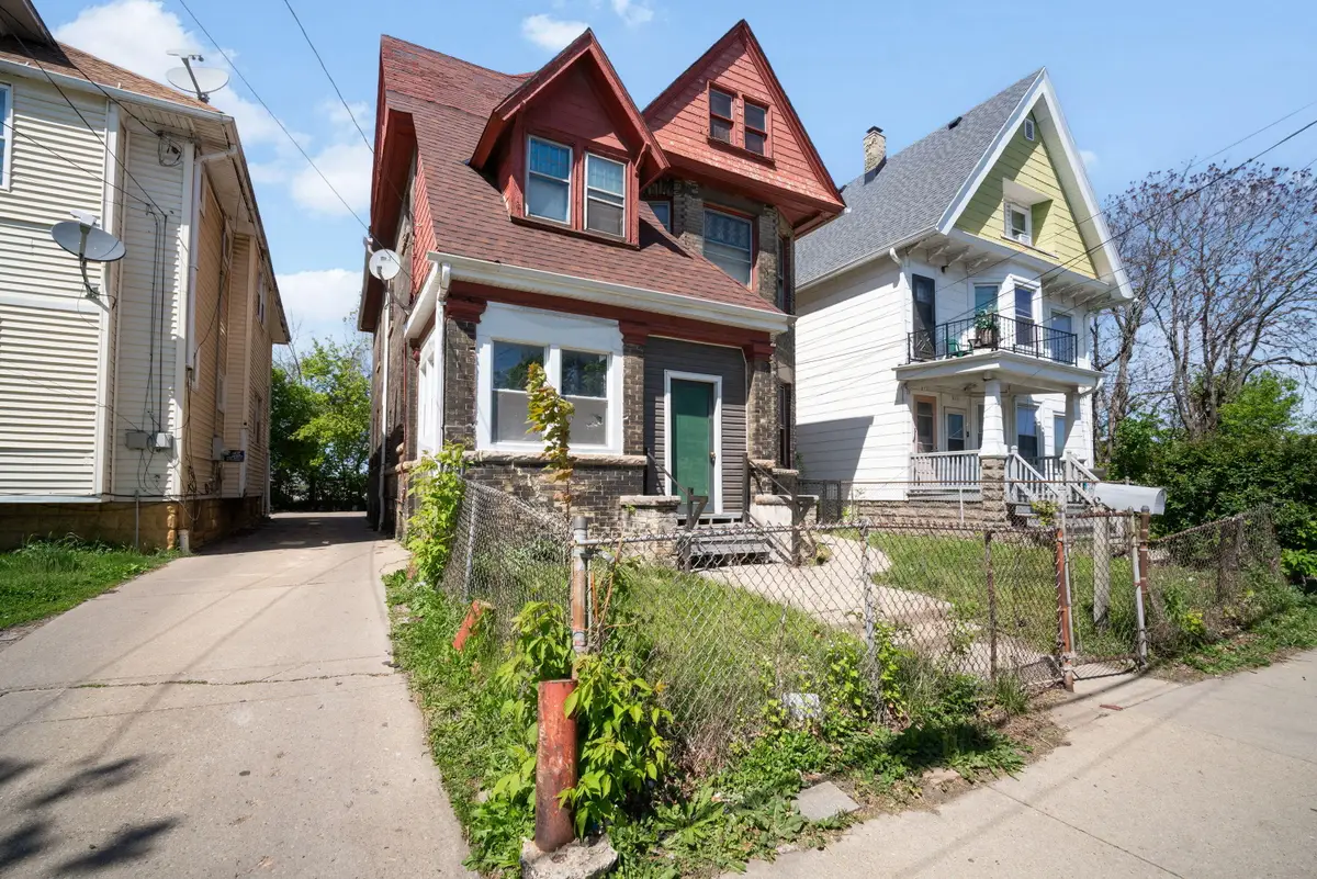 2000 W Pierce St, Milwaukee, WI 53204 - #1