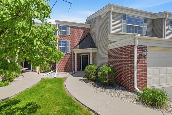 N16W26512 Golf View Ln, Pewaukee, WI 53072