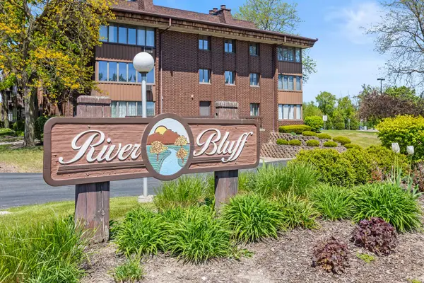 N84W15750 Ridge Rd, Menomonee Falls, WI 53051