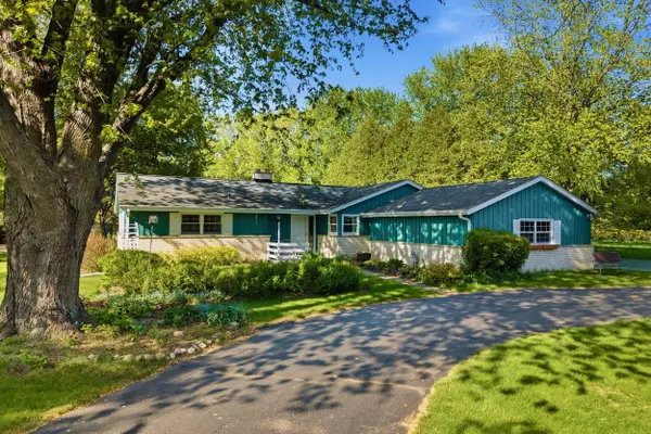 10780 Crestview Dr, Cedarburg, WI 53012