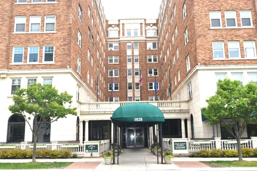 1028 E Juneau Ave, Milwaukee, WI 53202 - #2