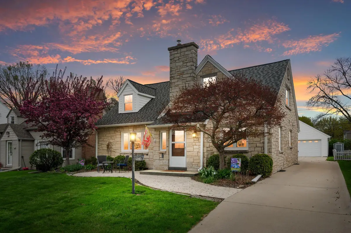 2556 N 96th St, Wauwatosa, WI 53226 - #1