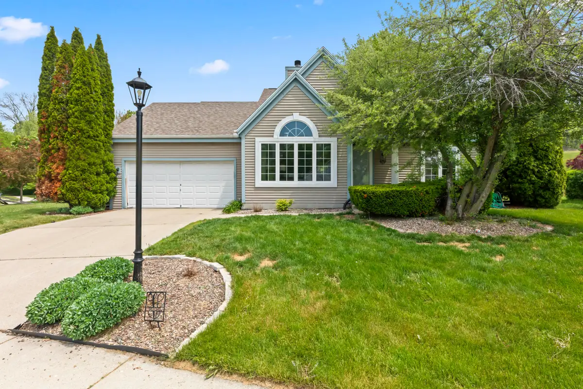 1803 Wexford Ln, Waukesha, WI 53186 - #1