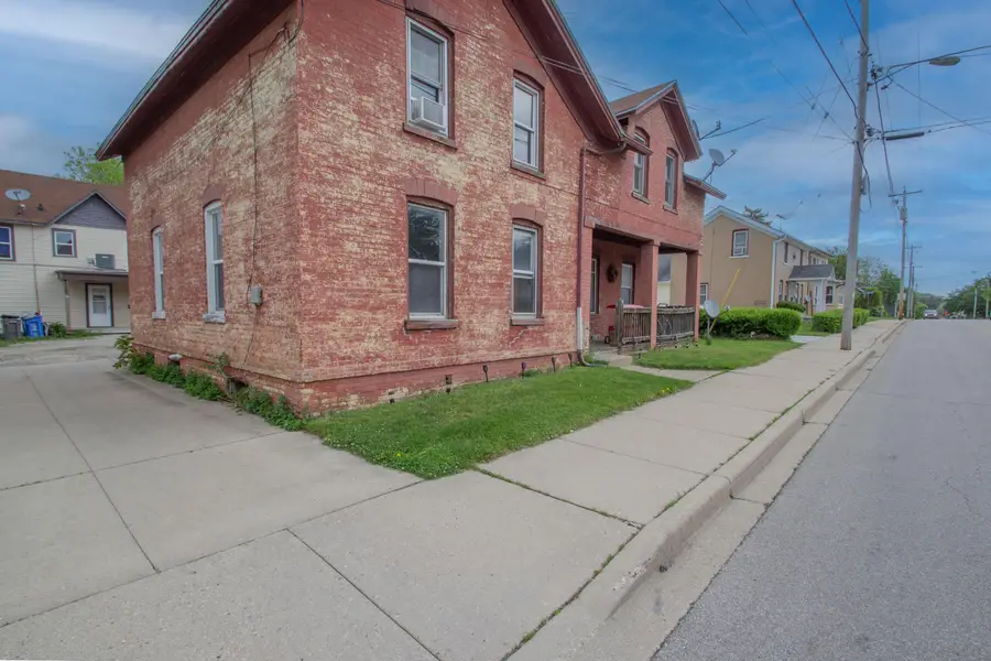 504 E Division St, Watertown, WI 53098 - #3