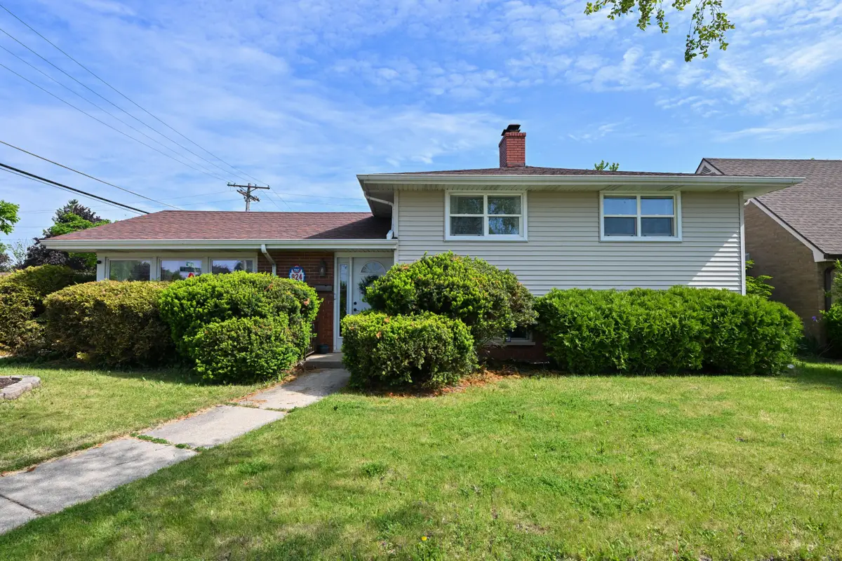 924 Montclair Dr, Racine, WI 53402 - #1