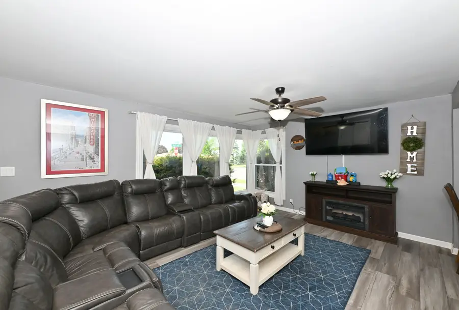 924 Montclair Dr, Racine, WI 53402 - #3