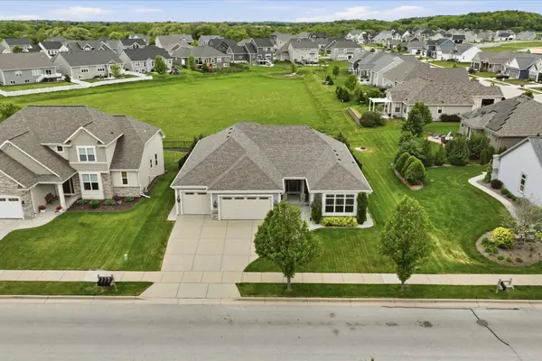 1460 Prairie Creek Blvd, Oconomowoc, WI 53066