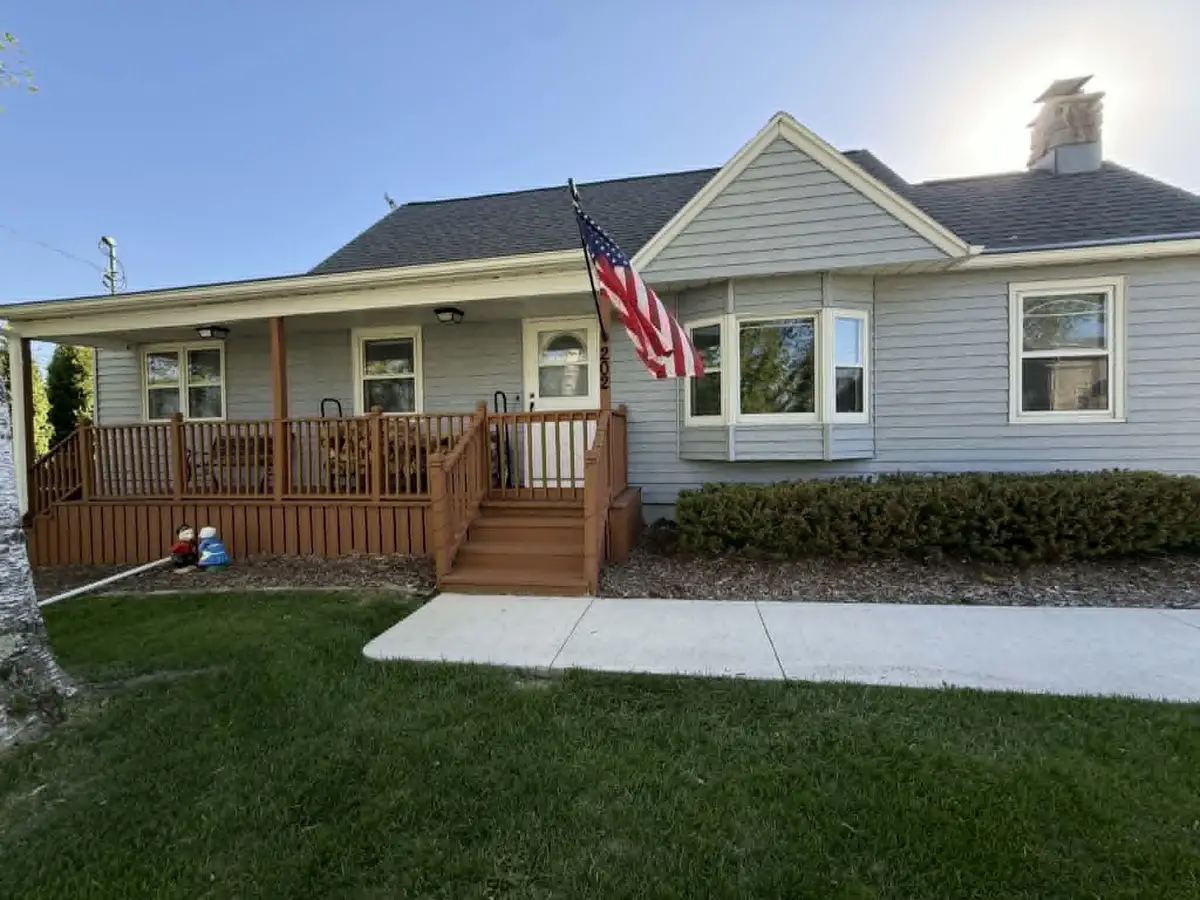 202 Lake St, Cascade, WI 53011 - #1