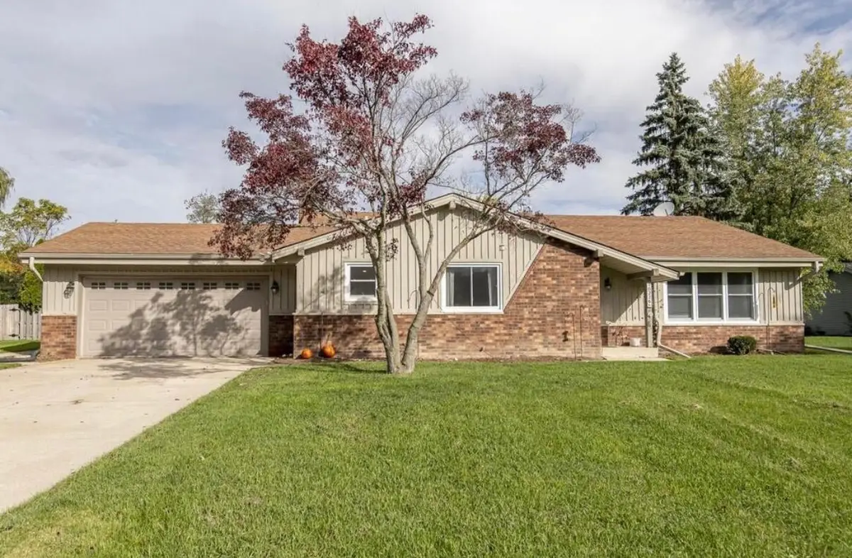 10226 W Steeple View Ln, Franklin, WI 53132 - #1