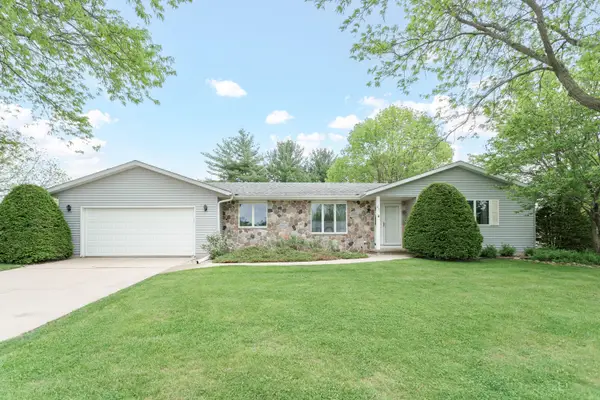 611 Maple Crest Ln, Watertown, WI 53094