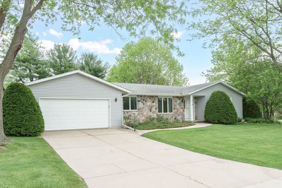 611 Maple Crest Ln, Watertown, WI 53094 - #2