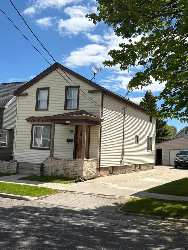 1221 S 12th St, Manitowoc, WI 54220