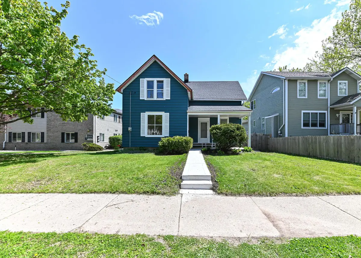 3270 S 92nd St, Milwaukee, WI 53227 - #1