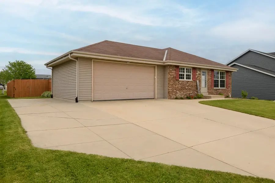 1510 Redtail Dr, Hartford, WI 53027 - #2