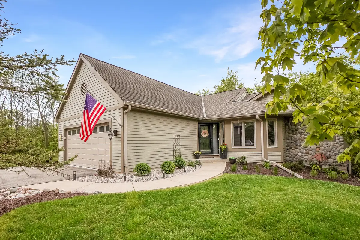 533 White Oak Trl, Hartland, WI 53029 - #1