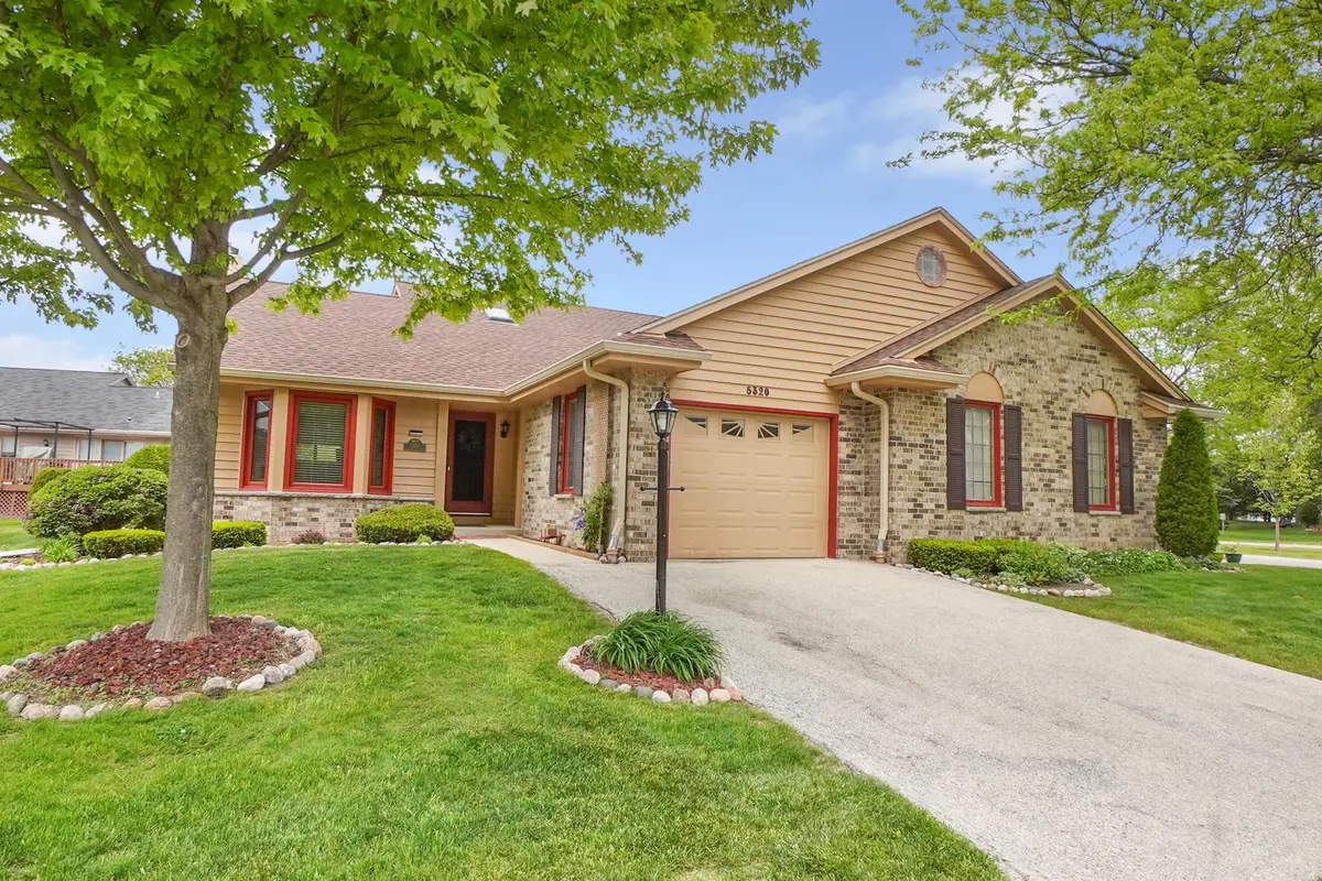 5320 S Cambridge Ln, Greenfield, WI 53221 - #1