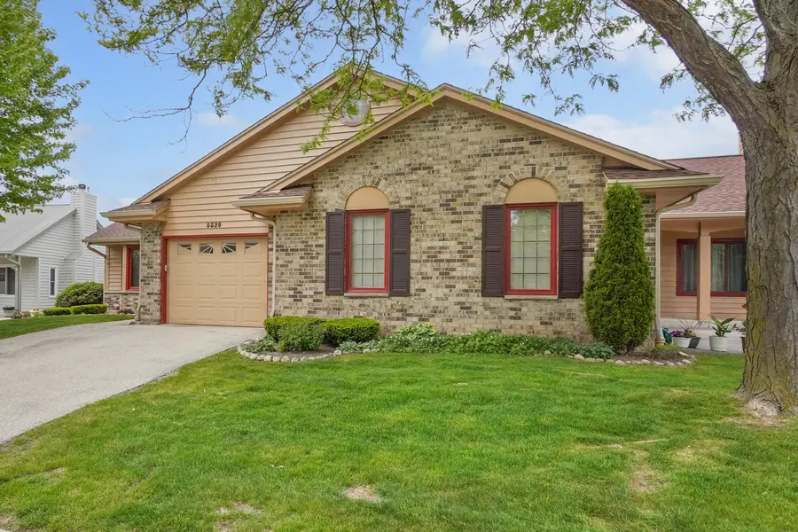 5320 S Cambridge Ln, Greenfield, WI 53221 - #2
