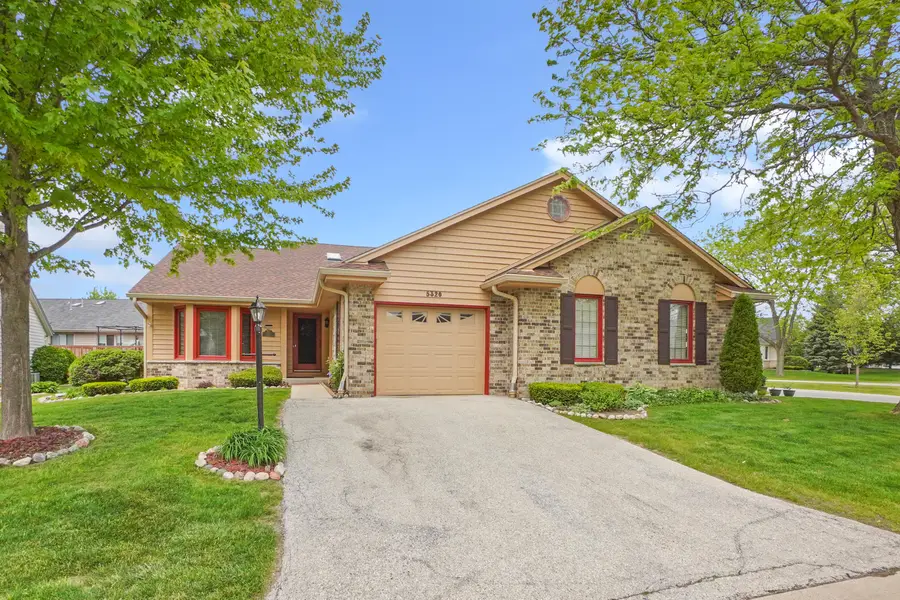 5320 S Cambridge Ln, Greenfield, WI 53221 - #3