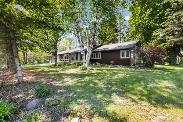 7124 Pioneer Rd, Cedarburg, WI 53012