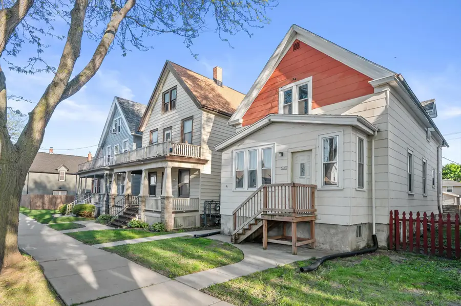 3651 E Barnard Ave, Cudahy, WI 53110 - #3