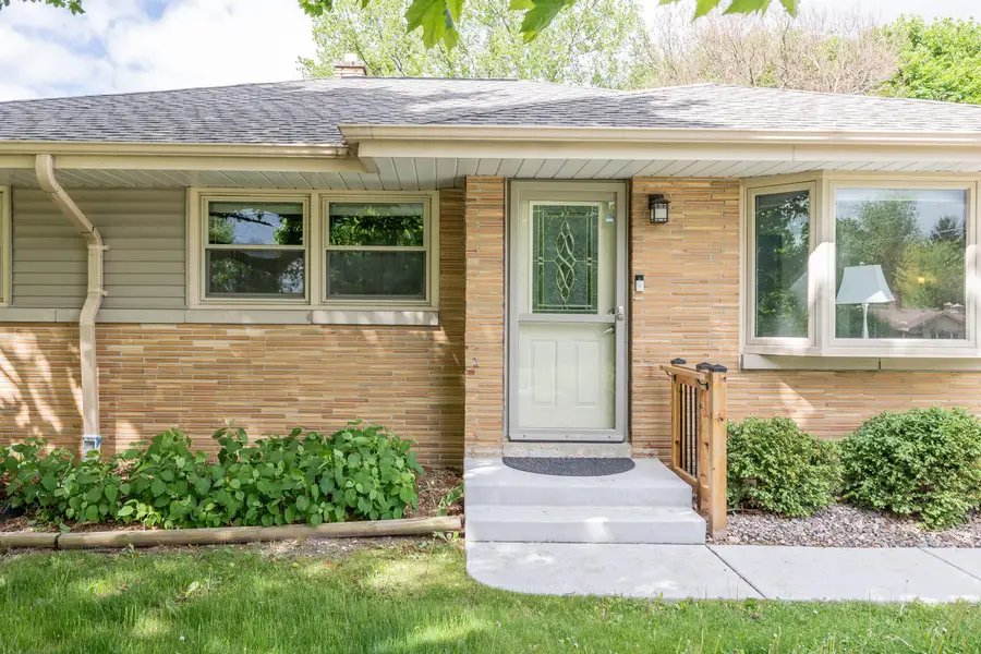 1401 S Westbrooke Pkwy, New Berlin, WI 53146 - #2
