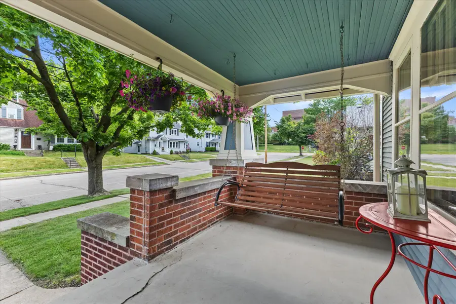 172 W Highland Ave, Burlington, WI 53105 - #3
